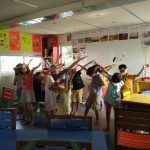 仰光法国国际学校的学生在教室里跳舞