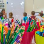 仰光法国国际学校的教室里放在很多彩色铅笔