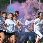 苏黎世跨社区学校的学生在进行色彩跑