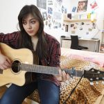 蒙塔娜学院的学生在寝室弹吉他唱歌