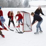 蒙塔娜学院的学生打冰球