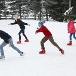 蒙塔娜学院的学生滑冰