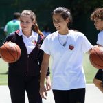 雅典国际学校的女学生手拿篮球
