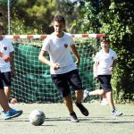 雅典国际学校的学生踢足球