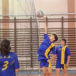 雅典国际学校的学生打排球