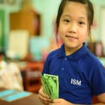 缅甸国际学校的学生拿着纸券玩游戏