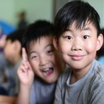缅甸国际学校的2个小男孩开心的面对镜头