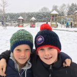 洛桑国际学校的2个学生在雪地里拍张照
