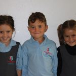 瑞士KSI国际学校的三个小学生穿着校服，在微笑
