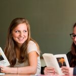 阿尔卑斯卓士学校的学生边看书边聊天