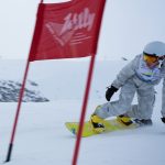 阿尔卑斯卓士学校的学生滑雪