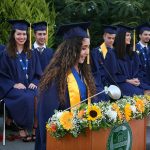 松林美国国际学校的学生在毕业典礼上讲话