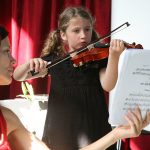 松林美国国际学校的学生拉小提琴