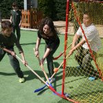 松林美国国际学校的学生打曲棍球