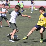 松林美国国际学校的学生踢足球