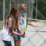 松林美国国际学校的学生学网球