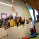 苏黎世国际学校的学生玩绳梯