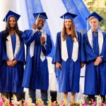 塔那那利佛美国学校的学生在毕业典礼上