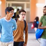 塔那那利佛美国学校的学生在校园里散步聊天