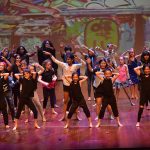 查茨沃斯国际学校的学生表演歌舞剧