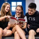 新加披加拿大国际学校的学生一起看书讨论