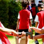 新加披加拿大国际学校的学生开心的玩耍抢打气筒