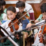 多佛国际学校的学生拉小提琴