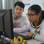 足迹国际学校的学生们在电脑上学习
