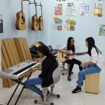 足迹国际学校的学生在音乐室练习