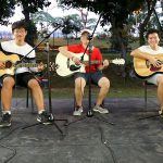 国际社区学校的学生吉他弹唱