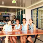 苏瓦国际学校的学生们在休息区聊天