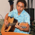 苏瓦国际学校的学生弹吉他