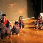 苏瓦国际学校的学生表演话剧