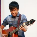 ISS国际学校的学生吉他弹唱