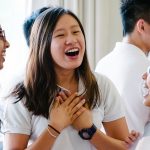 新加坡美国学校的学生开心的捂住胸口