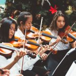 新加坡美国学校的学生拉小提琴