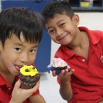 圣约翰学校的2个小男孩吃纸杯蛋糕