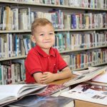 圣约翰学校的小男孩在图书馆