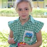 伍德福德国际学校的小女孩拿着零食罐