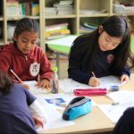 青叶-日本国际学校的学生在教室里写作业