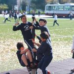 青叶-日本国际学校的学生在户外游乐场玩耍