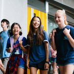 日本美国学校的学生在校园里开心的散步聊天