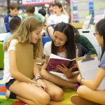 日本美国学校的学生一起看书学习