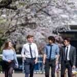 东京英国学校的学生走在樱花树下