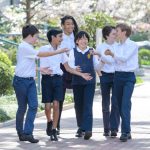 东京英国学校的学生在校园里散步聊天