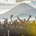 东京英国学校的学生们在富士山前