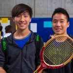 日本基督教学院的学生拿着球拍