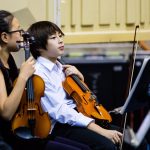 日本基督教学院的学生拉小提琴