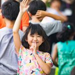 日本基督教学院的可爱小女孩举起右手
