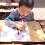 日本基督教学院的小男孩画画